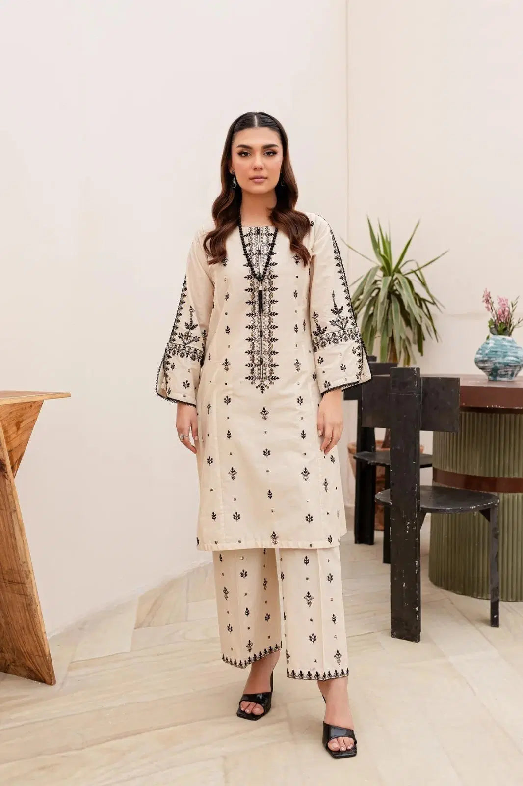 2 Pcs Women's Unstitched Dhanak Embroidered Suit